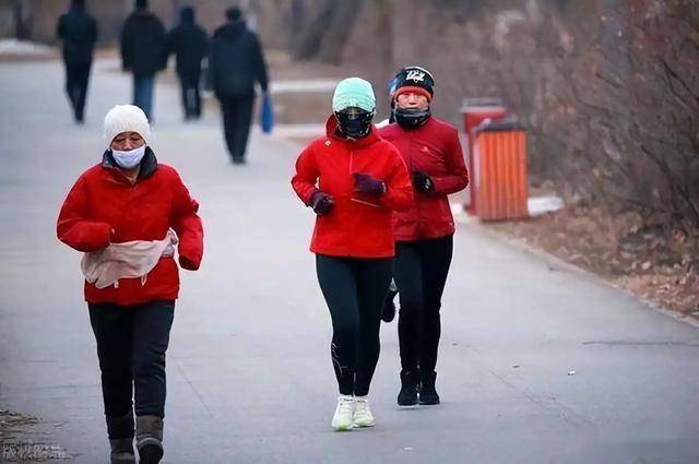 戴帽子会引发脑梗？医生含泪苦劝：60岁以后，这5件事一定要注意