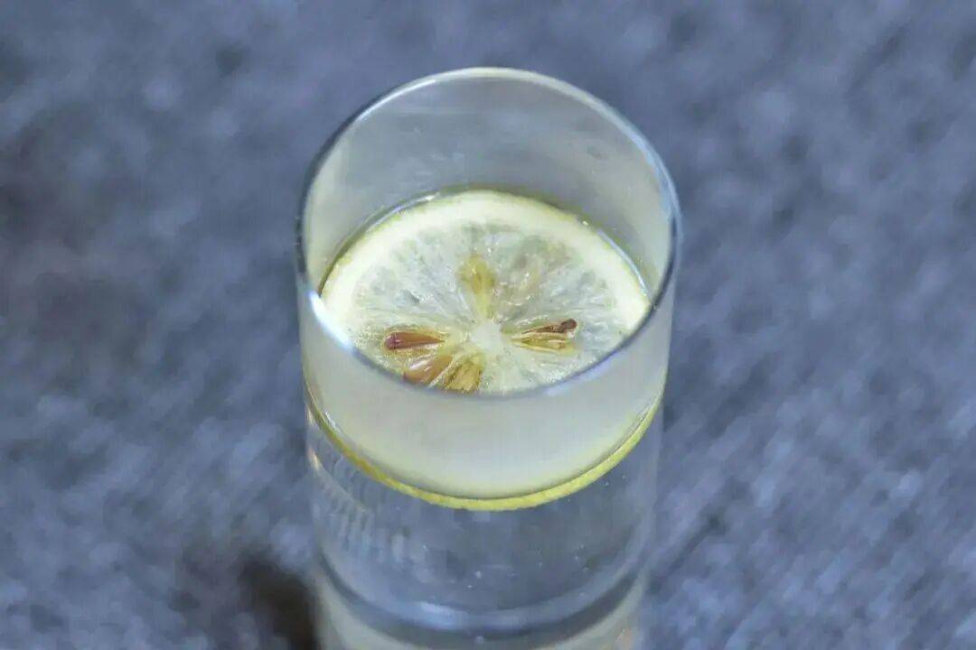 尿酸高的人，建议每天多喝一种水！研究证实：它竟是“天然促排剂”
