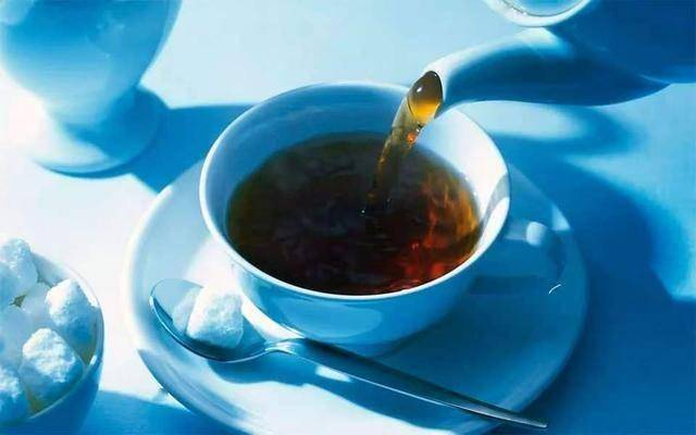 医生直言：马上停止饮用这类茶叶，伤肝是烟酒的10倍，赶紧停下！