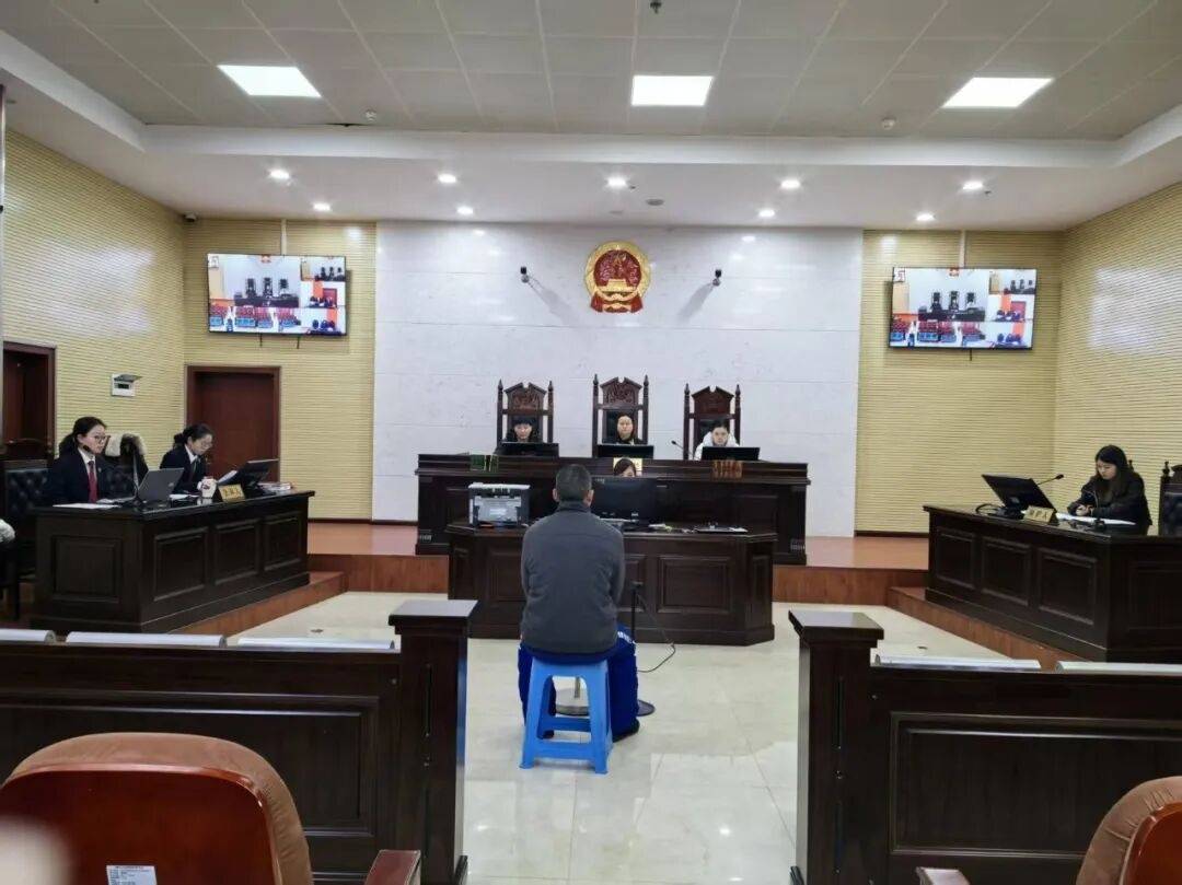 男子路过珠宝店起歹念，踩点后夜盗45件黄金首饰藏匿老家后山，获刑12年