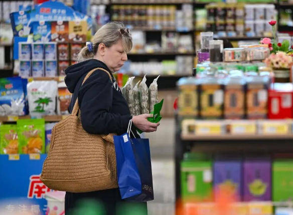 图片[3]-“到中国过年成热潮” 外国人沉浸式体验中国年-华闻时空