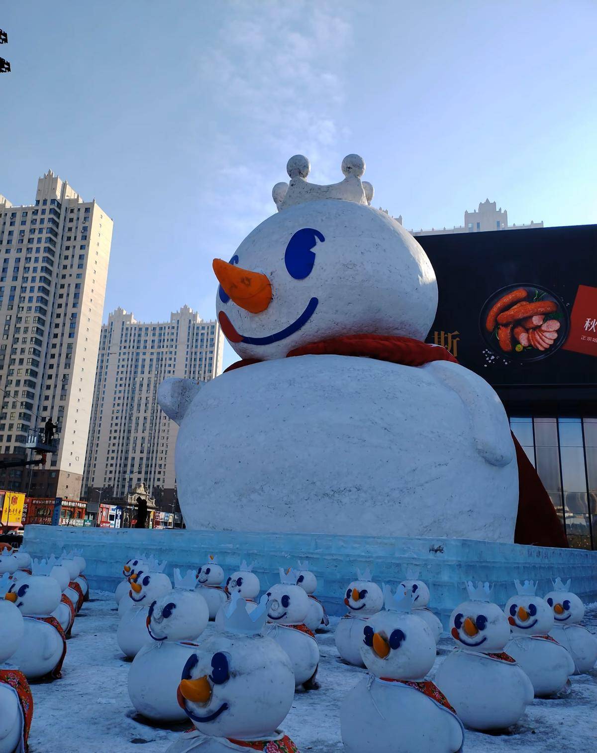 哈尔滨街头18米高“雪王”“鸡王”雪雕被“团灭”，当地最高气温冲破0℃，工作人员：融化可能产生安全风险，已全部拆除