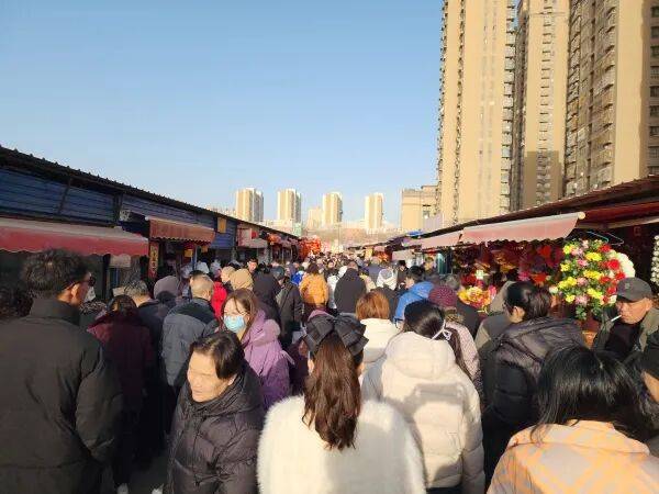 年味十足!1.6万人涌入库尔勒南环市场买年货_市民_采购_保障