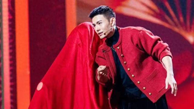 邓男子为春晚魔术准备了3年，回应“AI加快魔术揭秘”：有人讨论说明记住了节目_表演_周深_合作