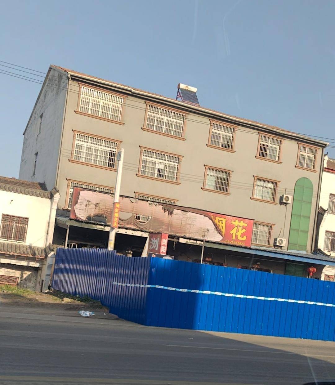 湖北宜城烟花爆竹爆燃事故点附近 博鱼体育- 博鱼体育官网-APP下载- 世界杯指定平台烟花店铺均已歇业 有人两次试图冲进现场救人