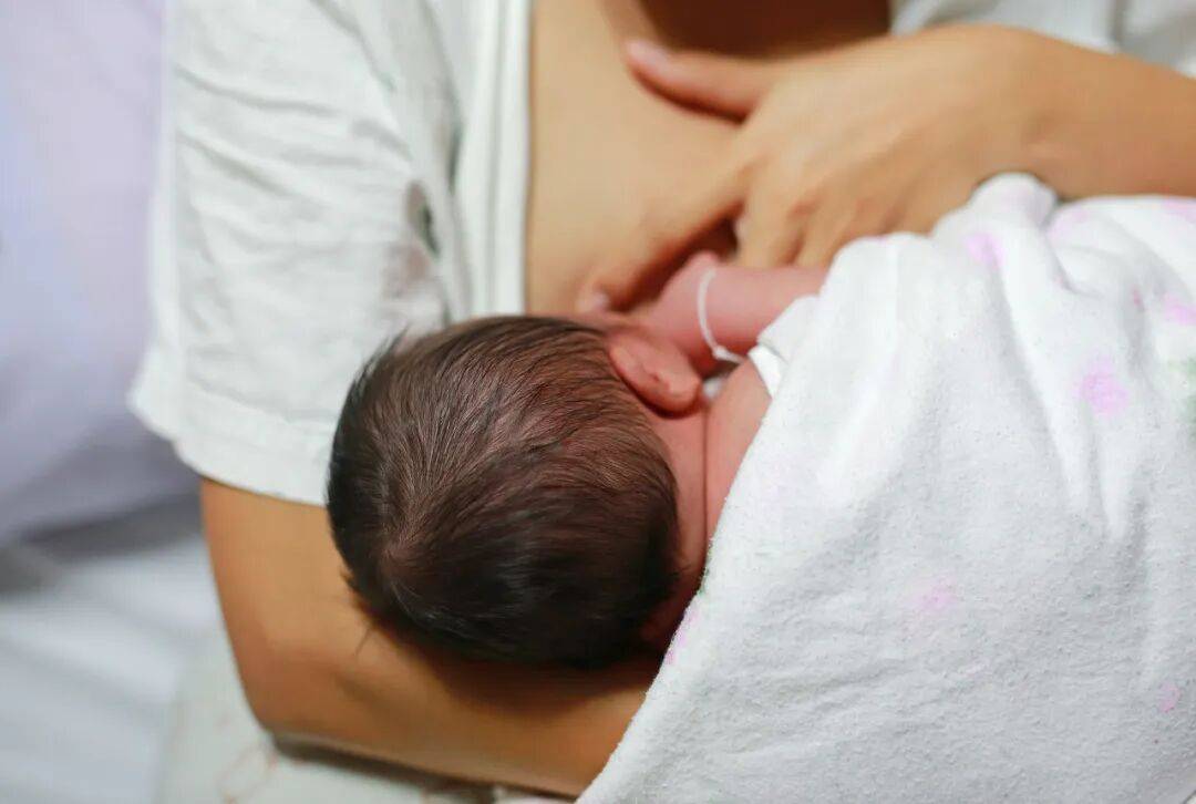 母乳喂养怎么判断宝宝是否吃饱？看这5个指标就够了