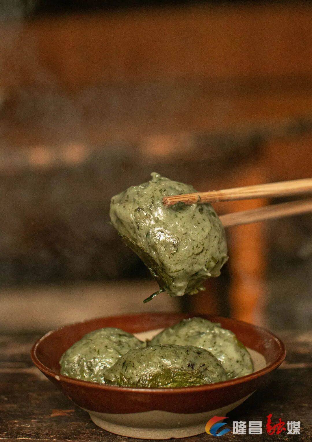 猪儿粑的青绿色外皮是灵魂选用山间鲜嫩艾草煮汁和面馅料是祖传老配方