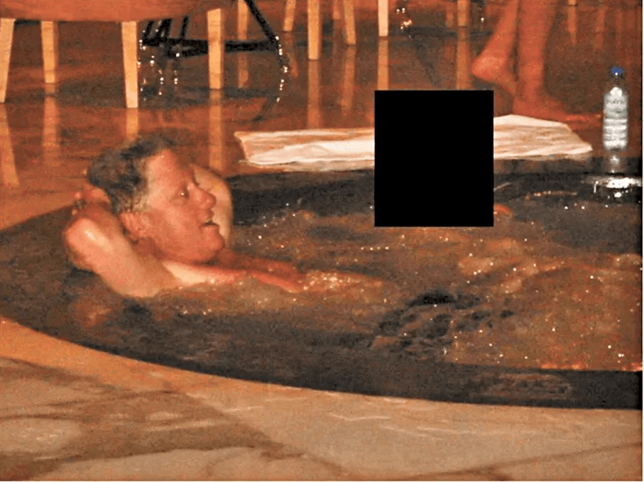 克林顿夫妇4.5小时视频公布!希拉里12次说“去问我丈夫”,还愤怒锤桌!克林顿:接受过空乘按摩,没与爱泼斯坦介绍的任何女性发生关系