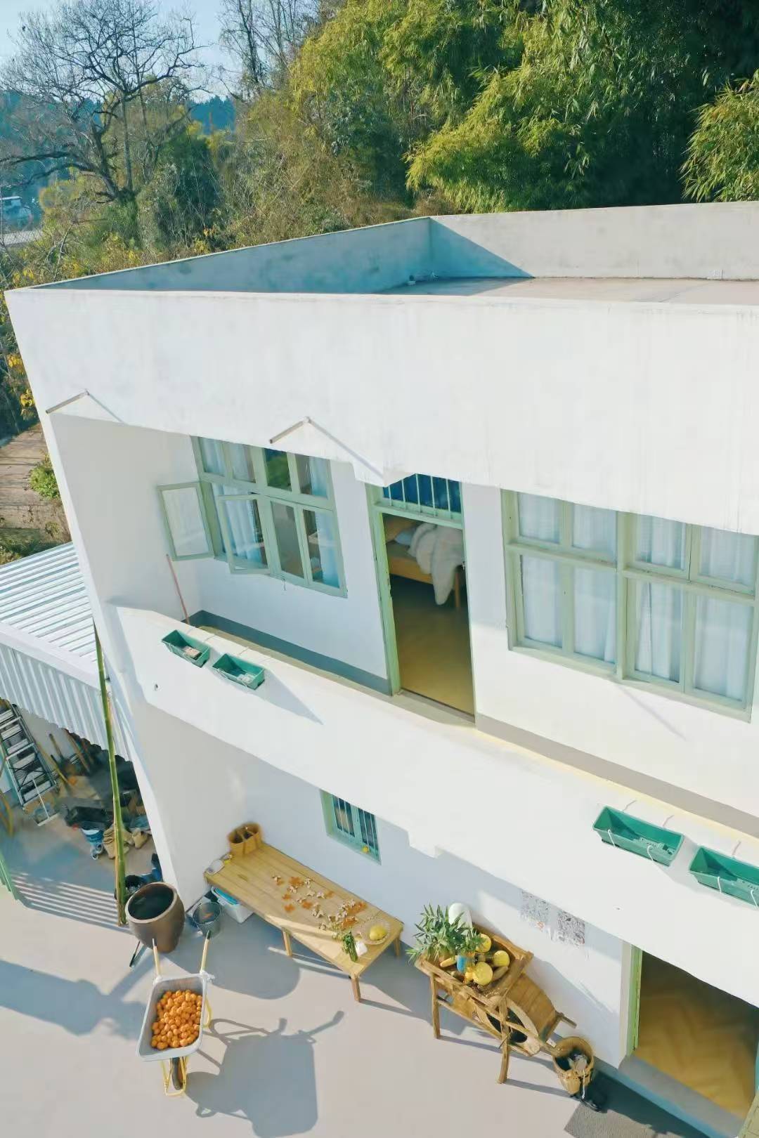 一个年轻人放弃铁饭碗回农村盖房种地：村民很热情说一句能聊十句