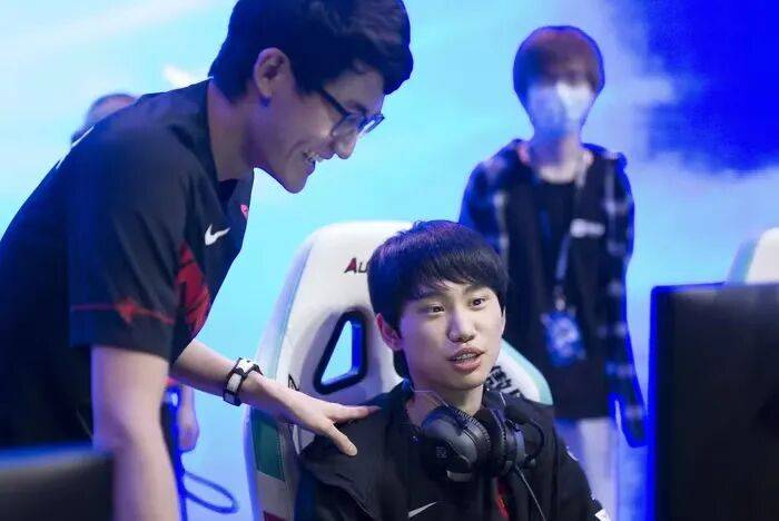 Doinb正式转打Dota2，又投了？_英雄联盟_选手_转型