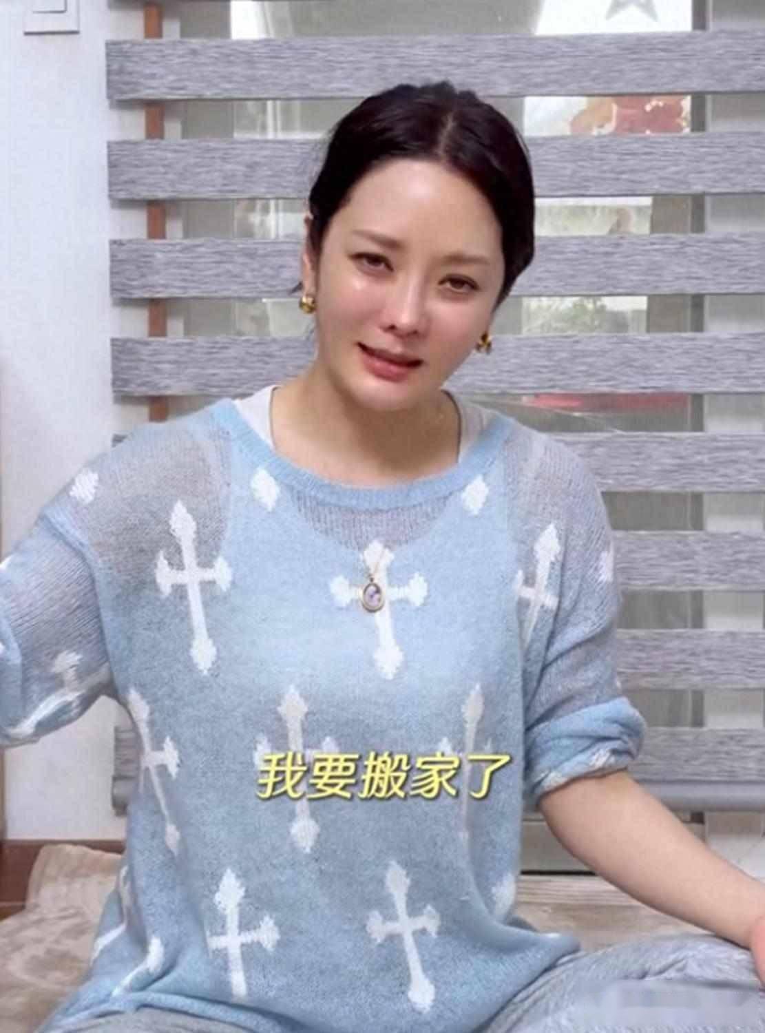 蔡琳搬离济州岛海景房三口人住进两层独栋别墅客厅大到能踢球