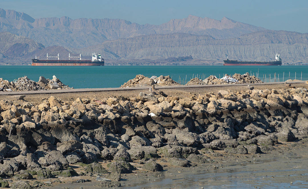 美军威胁袭击霍尔木兹海峡伊朗民用港口 伊朗回应