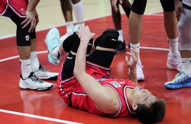 广州男篮官宣：郭艾伦将去北大第三医院手术 全体球员签名祝福