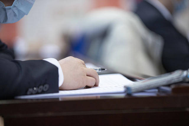 男子身体不适仍开会到晚上10点 回家不到1小时倒地后猝死 法院一审未认定工伤