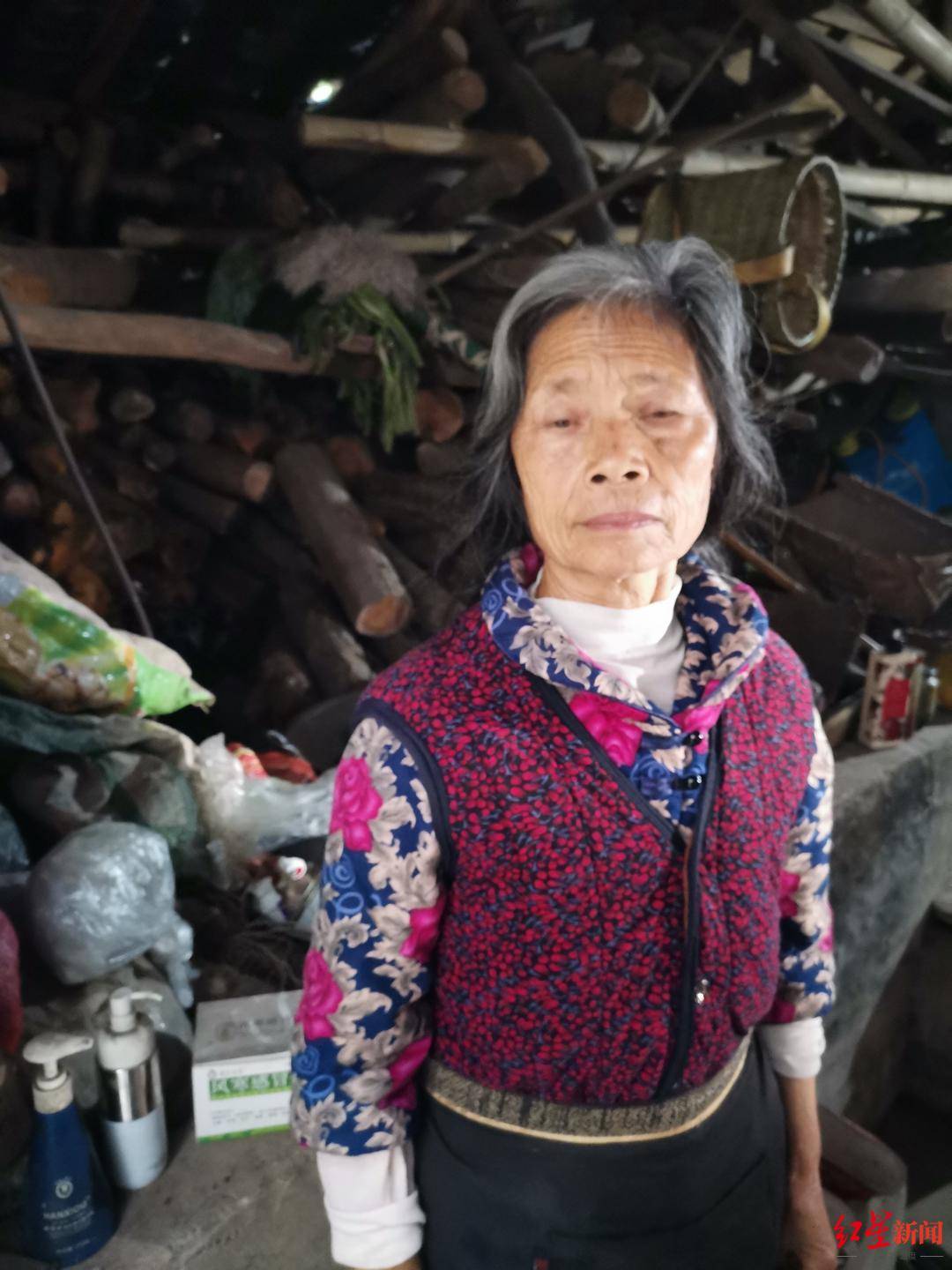 儿子离世8年，母亲珍藏其生前砍的最后一堆柴 对话老人：儿子葬在家旁，每天回家都能看一眼