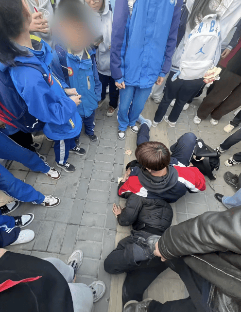 醉汉在公交车上猥亵、殴打他人,高中生挺身而出,警方:会为见义勇为人员申报褒奖荣誉