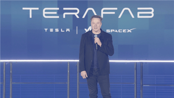 马斯克发布全球最大2nm芯片工厂！年产算力1万亿瓦 美国全国电力都喂不饱 他想了个绝招