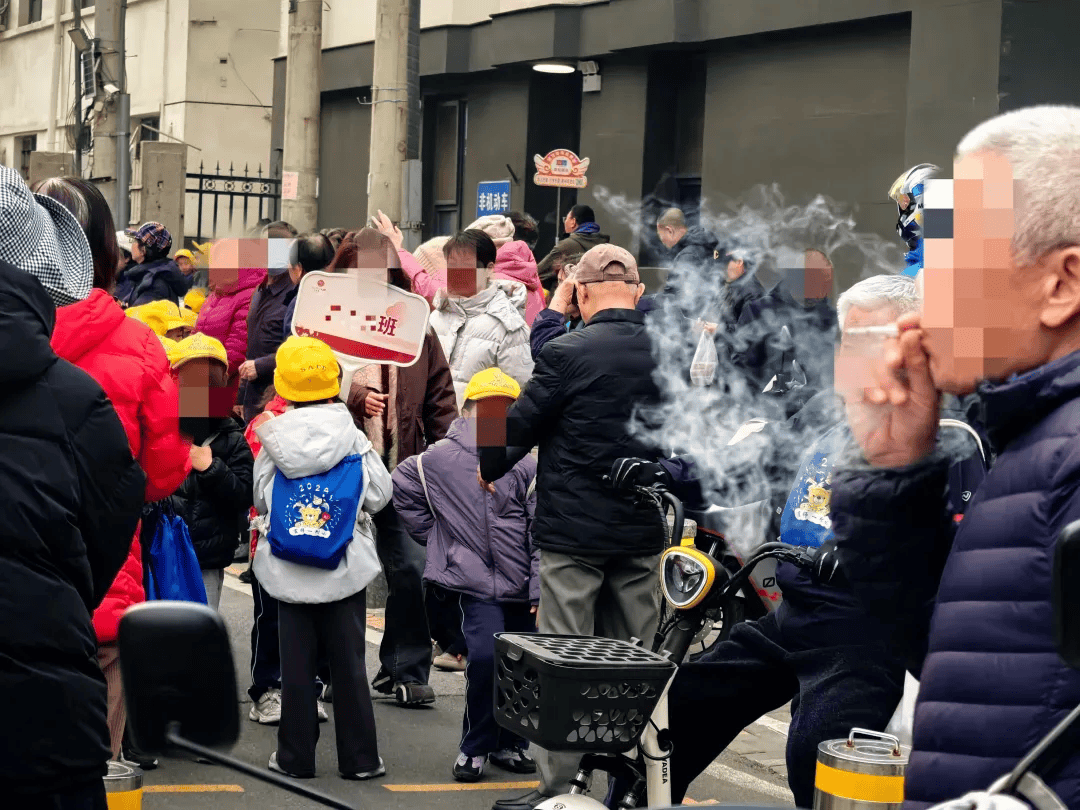 十几分钟都忍不了，非得在校门口抽烟？要是您家孩子经过呢？