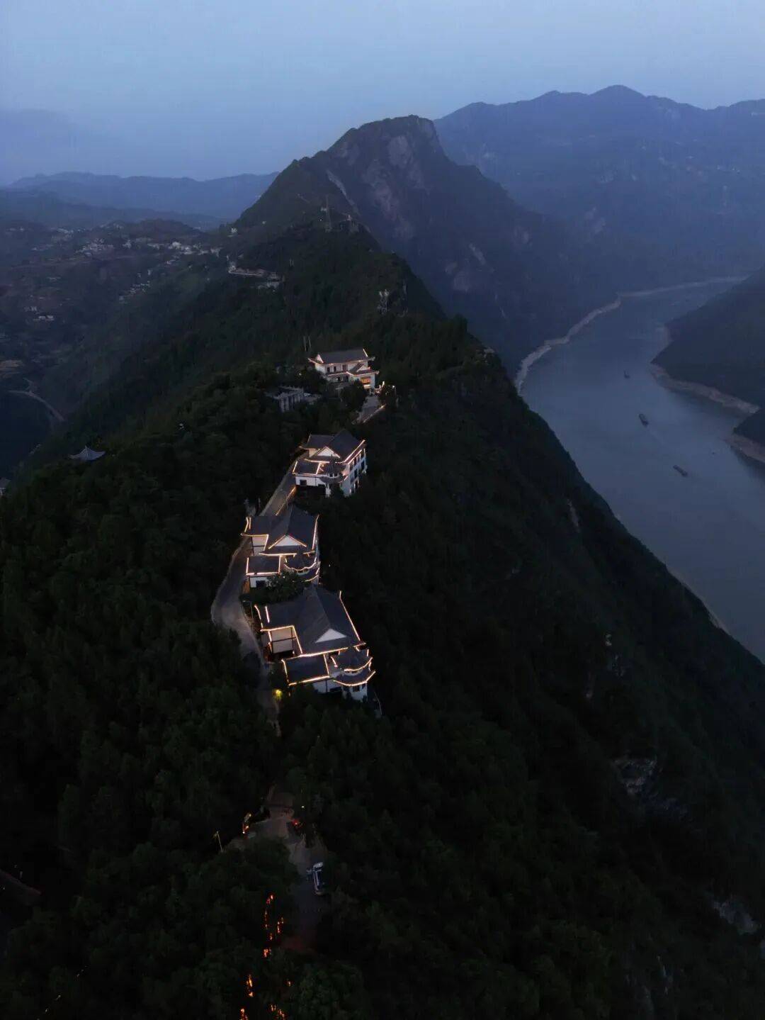 ?民宿简介目涯·在云间民宿藏于山间云海之中推窗可览巫峡盛景