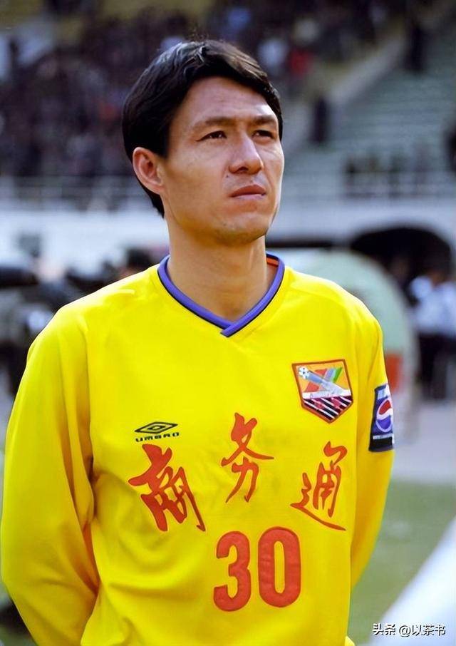 他是首位中国足球先生，二婚娶歌手甘萍儿女双全，偶像是范巴斯滕