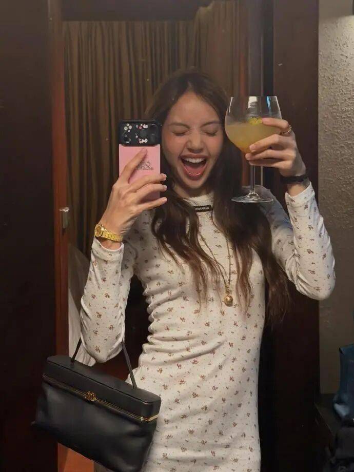 顶级女团成员生日当天,穿着比基尼倒立!插图3 顶级女团成员生日当天,穿着比基尼倒立!插图3