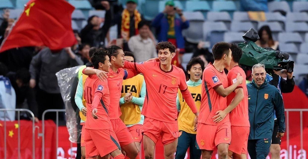 国足战喀麦隆：黄政宇坐镇中场，韦世豪林良铭领衔，张玉宁冲锋