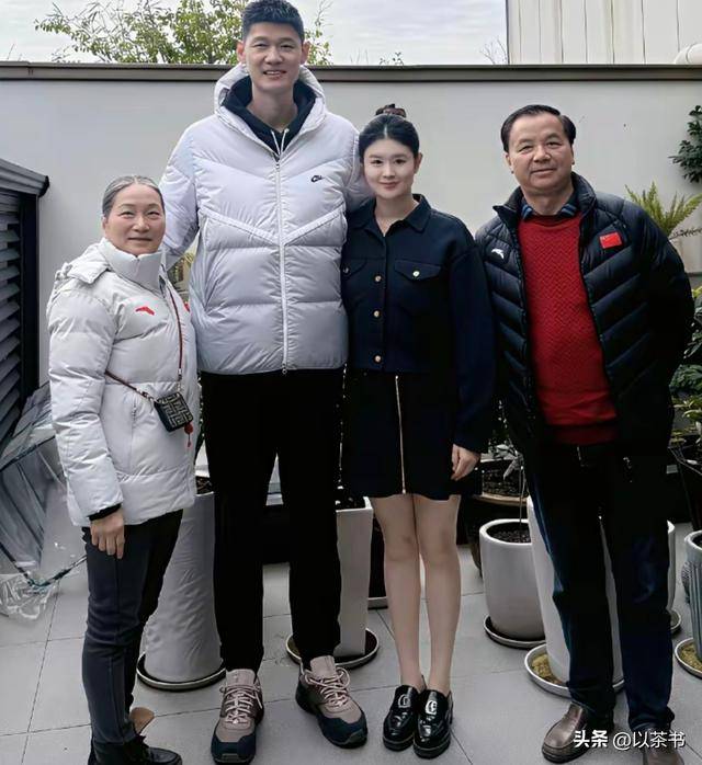 原来她是胡金秋的老婆，端庄大气身高1米8，难怪能够在CBA拿顶薪