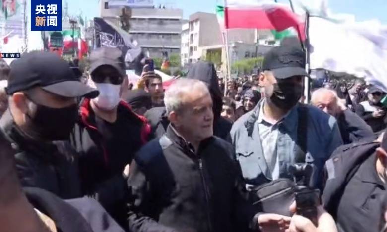 伊朗多地民众集会悼念哈梅内伊 总统佩泽希齐扬现身德黑兰活动现场 -华闻时空