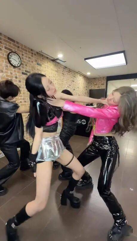 当红五代女团因”低俗”舞蹈遭猛烈抨击,看完就理解她们为什么被骂了! 插图2 当红五代女团因”低俗”舞蹈遭猛烈抨击,看完就理解她们为什么被骂了! 插图2