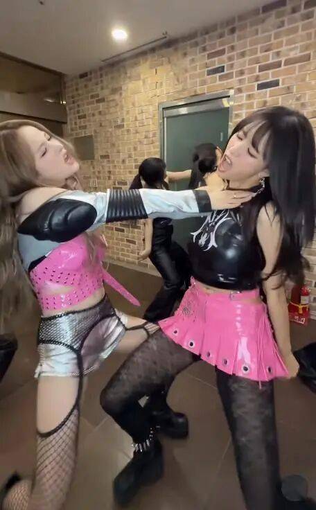 当红五代女团因”低俗”舞蹈遭猛烈抨击,看完就理解她们为什么被骂了! 插图1 当红五代女团因”低俗”舞蹈遭猛烈抨击,看完就理解她们为什么被骂了! 插图1