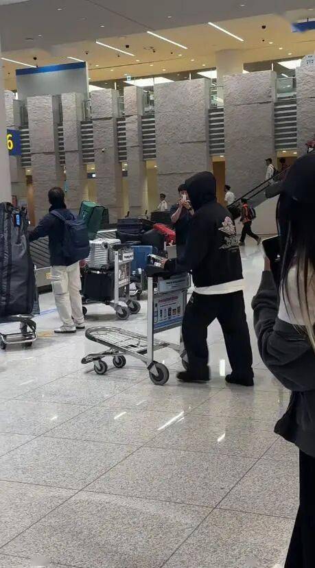 知名男团成员遭韩国粉丝贴脸辱骂，全程低头沉默未作回应 插图2