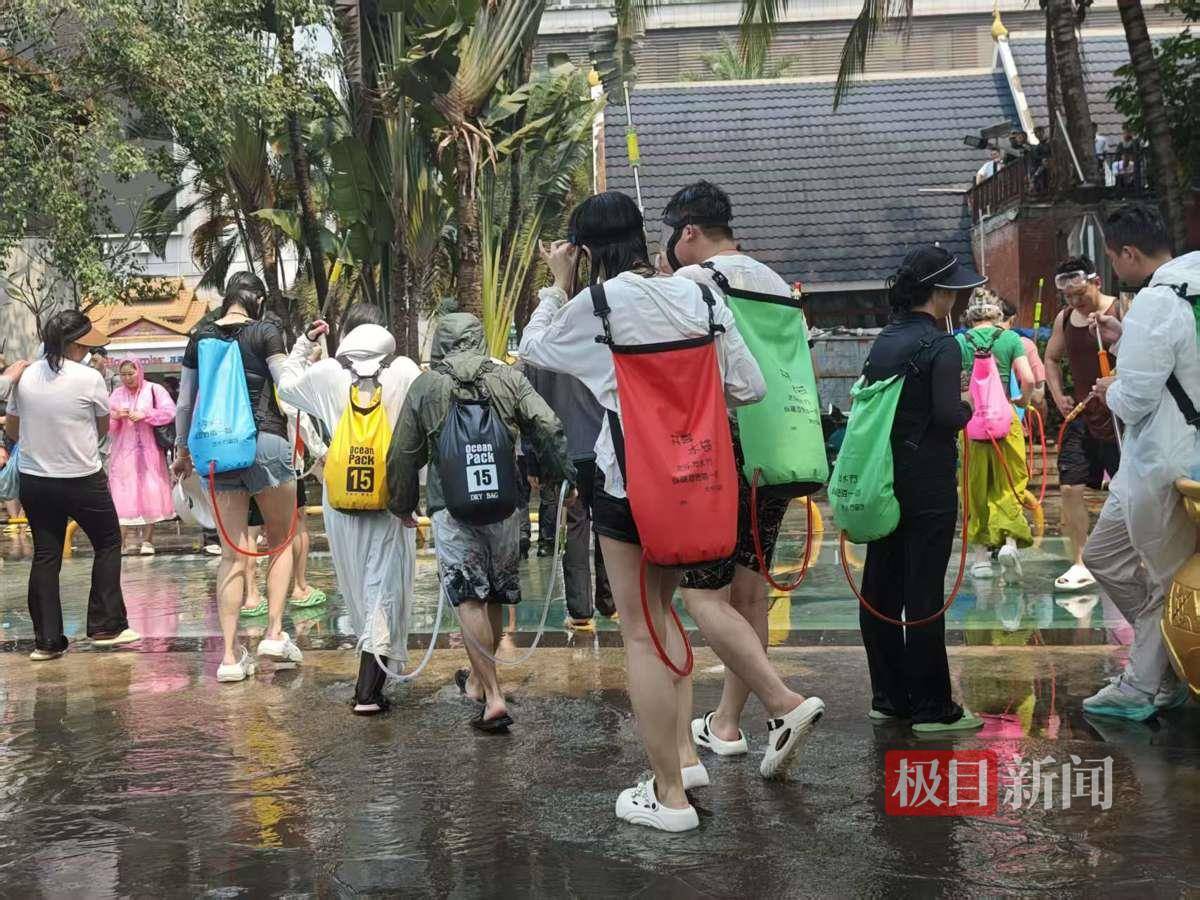 图片[4]-西双版纳泼水节狂欢：各地游客打出家乡旗帜，4岁女孩从广东带着水枪前来 -华闻时空