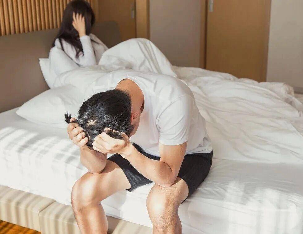 男子发现妻子出轨，当场殴打第三者并威胁索要10万元“精神损失费”，法院：构成敲诈勒索罪，判处有期徒刑三年，缓刑三年，并处罚金1万元