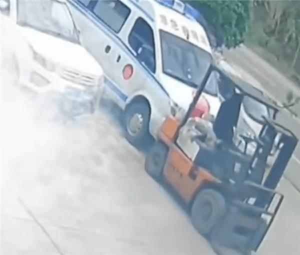 无人叉车诡异启动撞向停放救护车 涉事公司员工：或是线路短路