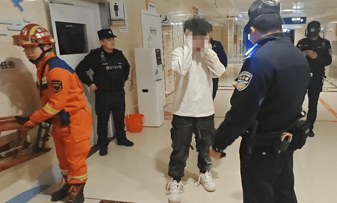 医院卫生间天花板内传来动静，打开一看竟藏了个人！