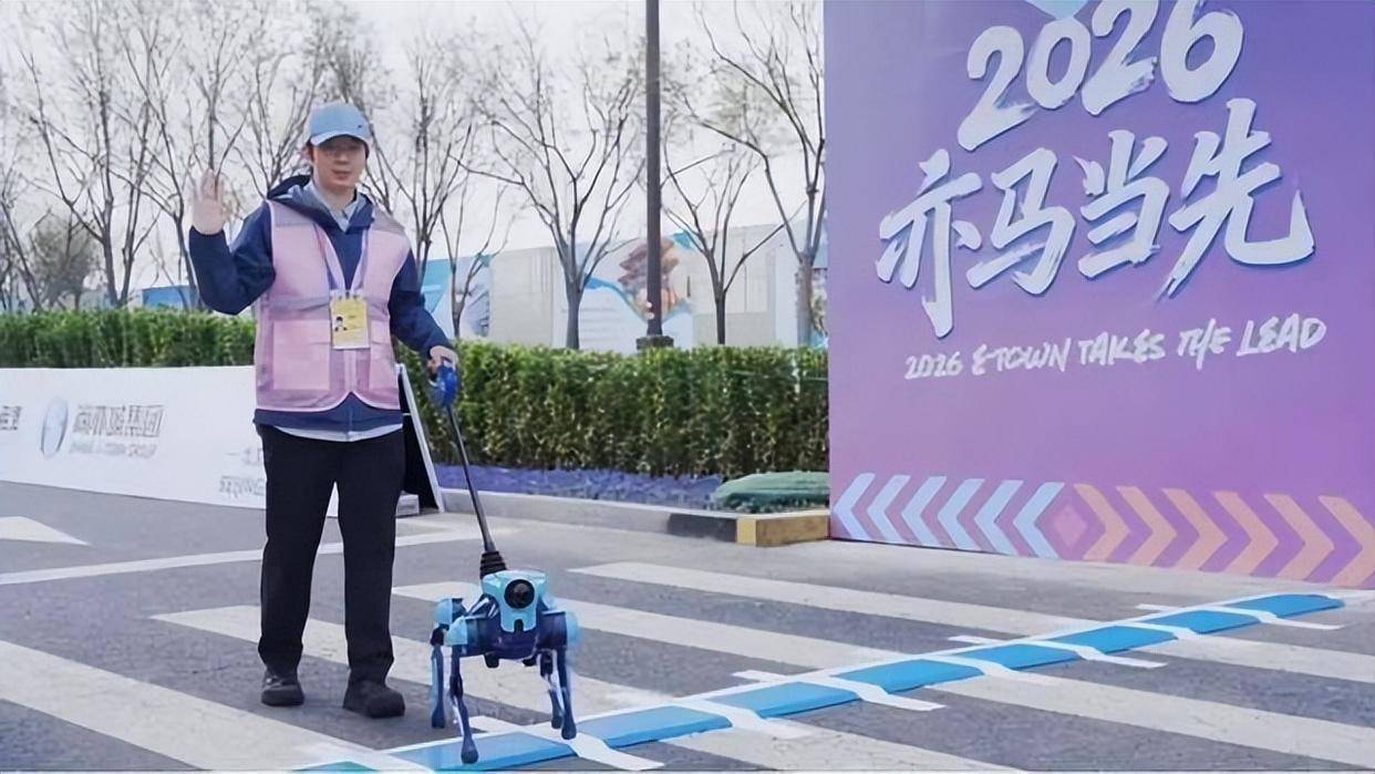 高德搞大事：全球首个“AGI机器人”来了，15项世界第一！