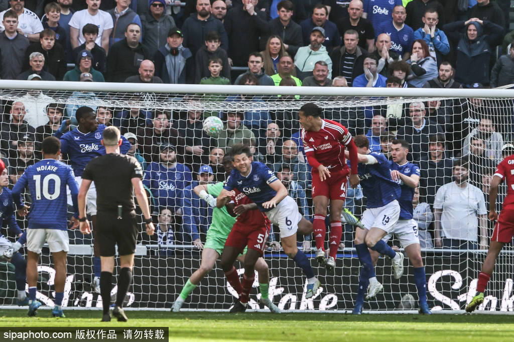 默西塞德德比风云：利物浦传奇卡拉格赛前遭辱骂，范迪克百分钟绝杀埃弗顿掀高潮！