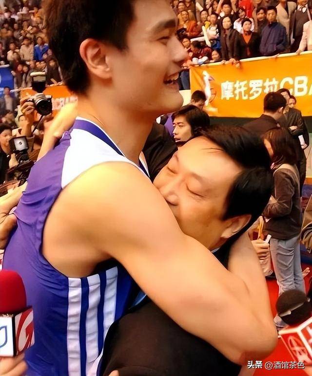 原来姚明恩师是他，中年丧妻把女儿养大，67岁已是上海男篮总教练