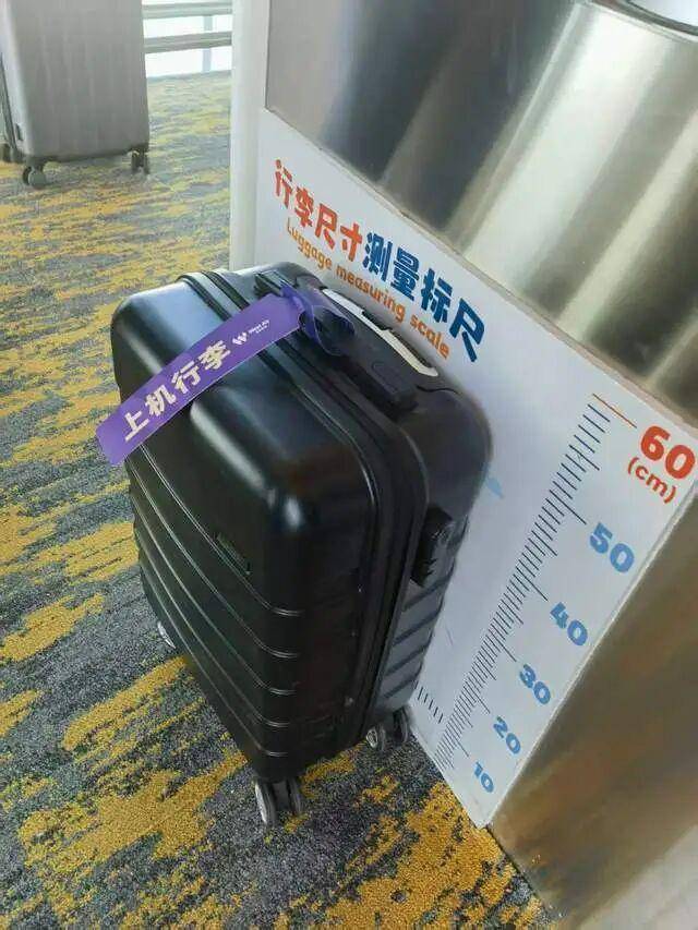 男子称距飞机起飞十多分钟前遭拦，告知行李超标，被强行收取200元“逾重费”：不支付不让登机