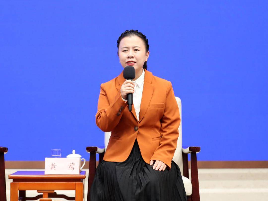 两岁双目失明，27岁读博，黄莺再获全国表彰