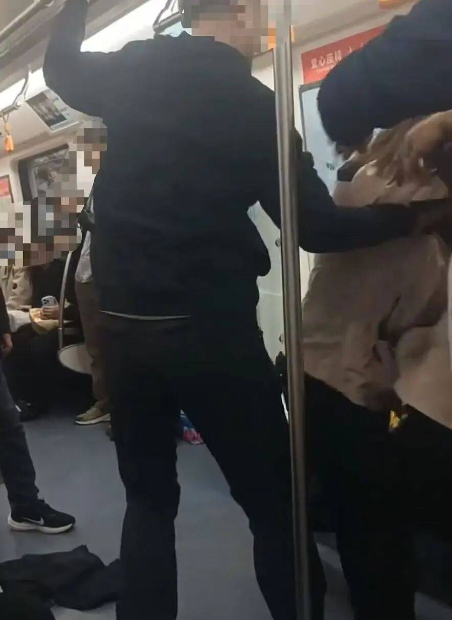 两位老人疑因抢座脚踹女生并抢手机，沈阳地铁通报：警方介入处理并达成和解