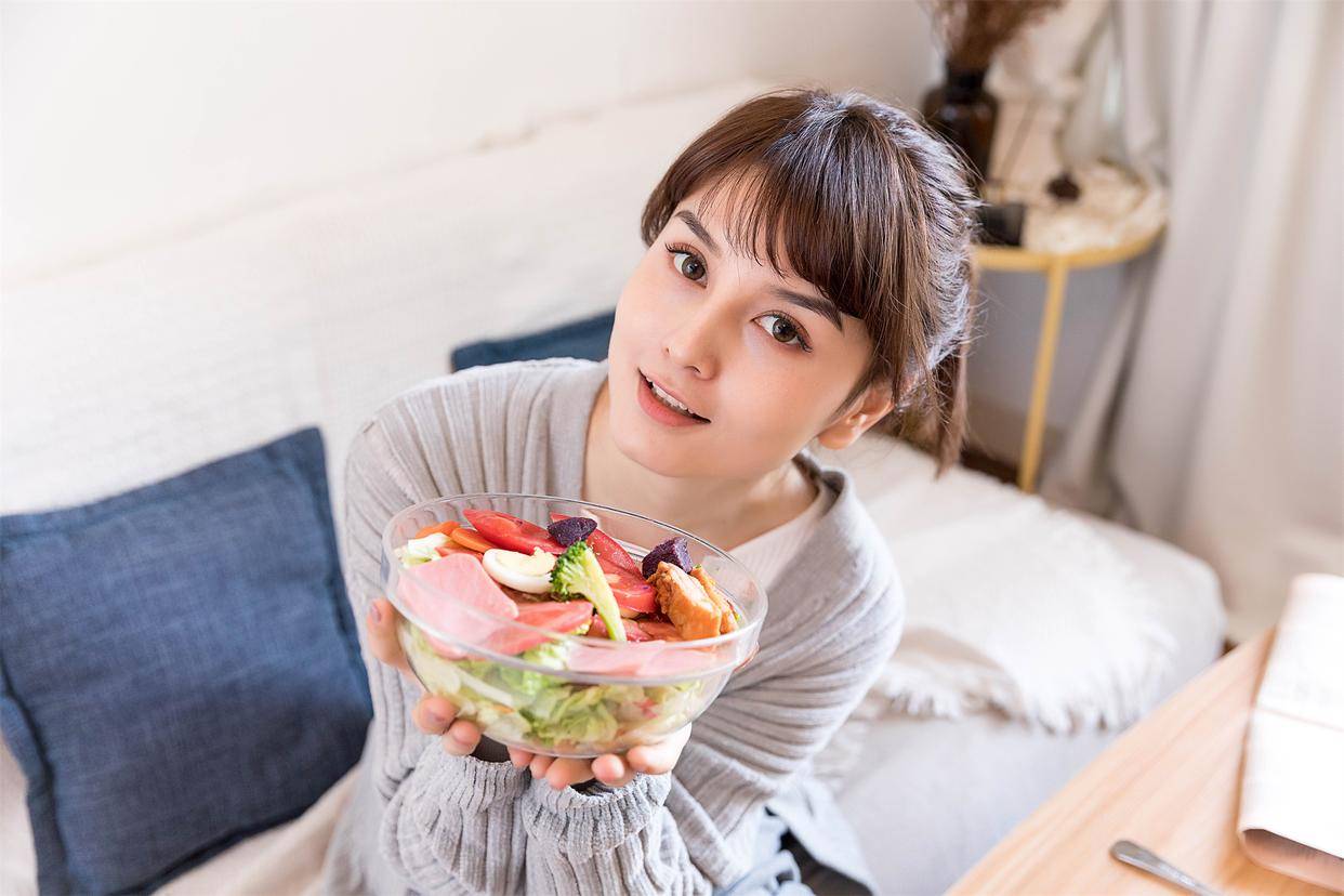 双汇火腿肠中吃出四条蛆 售后：初步排查系