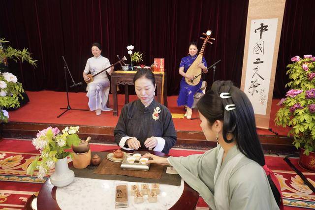 茶香游园会亮马河畔开启，能喝茶听戏体验古时游戏