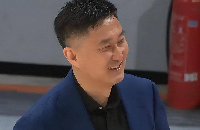 杜锋亲手埋雷？弃用双塔加迷信关系户，广东队被三分雨打懵