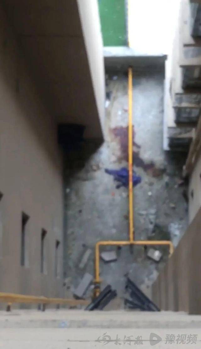 21岁双胞胎姐妹1死1重伤，凶手为妹妹男友，案发前数小时双方在派出所调解，家属起诉警方失职；嫌犯作案当天发布动态：狠角色我只扮演一次