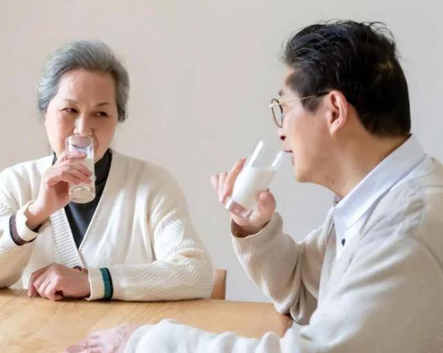 原创            51万人研究显示，喝牛奶和癌症风险有关，一位网友说出了4个担心