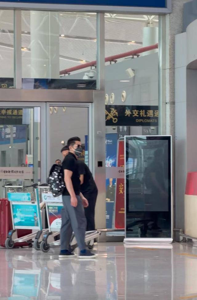郭富城夫妇现身机场没一起回港郭富城看着方媛背影满是不舍