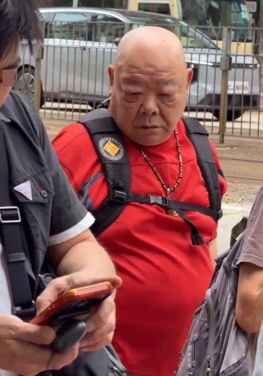 73岁香港动作男星罕见现身街头，江湖辈分极高，是洪金宝的大师兄