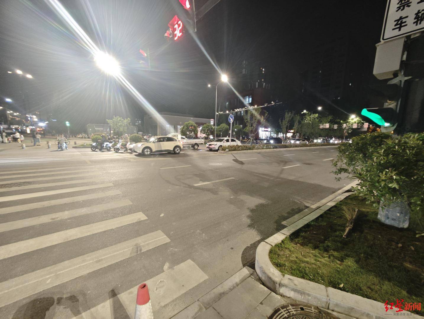 醫(yī)院探訪“西安7人受傷交通事故”傷者：一被撞騎車男子接受手術(shù)后已蘇醒，醫(yī)生稱“狀態(tài)平穩(wěn)”海報(bào)