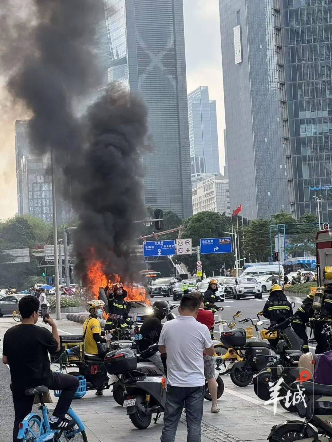 廣州天河金穗路一輛蘭博基尼起火，現場濃煙滾滾，目前明火已被撲滅